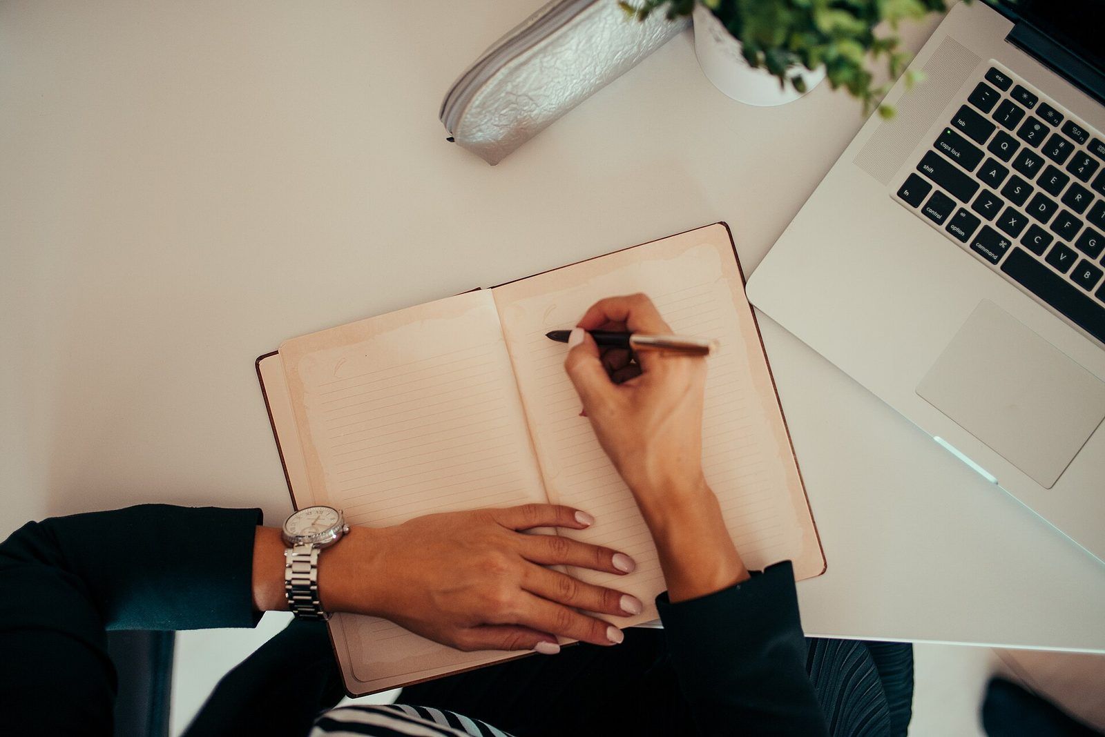 Prise de notes à côté d’un ordinateur portable : contenus citables et stratégie GEO