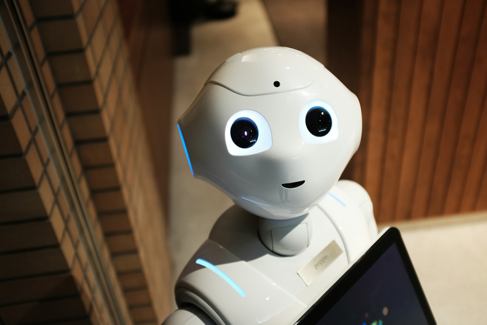 Robot blanc stylisé, illustration d'un cas d'automatisation éditoriale pour un média